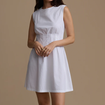 Vestido corto sin mangas con cintura marcada